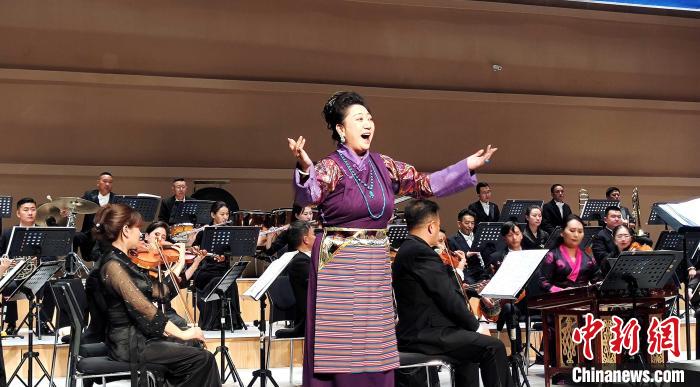 民族管弦乐《格桑花儿向阳开》在开演 以音乐盛会促文旅融合发展(图4) 民族管弦乐《格桑花儿向阳开》在开演 以音乐盛会促文旅融合发展(图4)