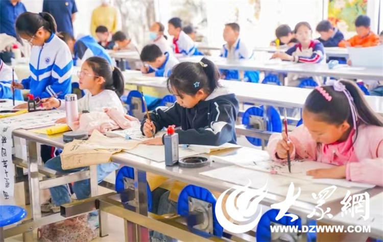 海阳市举行2024年中小学“综合艺术教育月”活动文艺汇演(图2) 海阳市举行2024年中小学“综合艺术教育月”活动文艺汇演(图2)