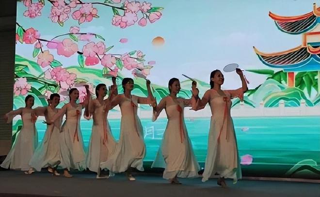“童趣六一欢乐无限”庞家镇中心幼儿园庆六一文艺汇演活动(图2)