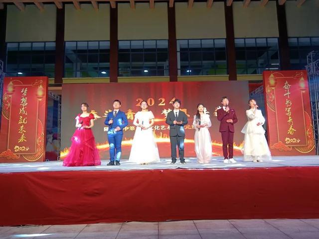 随县一中举办第九届文化艺术节暨2024年元旦晚会(图4) 随县一中举办第九届文化艺术节暨2024年元旦晚会(图4)