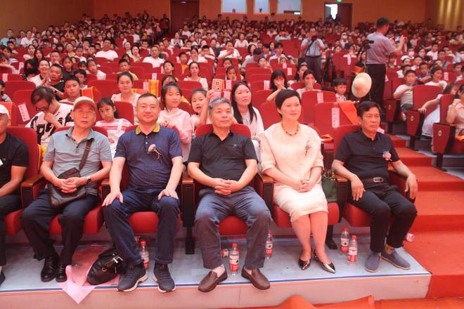 鄂州“文艺进校园”暨睿星艺术培训学校六周年庆文艺汇演精彩纷呈(图2) 鄂州“文艺进校园”暨睿星艺术培训学校六周年庆文艺汇演精彩纷呈(图2)