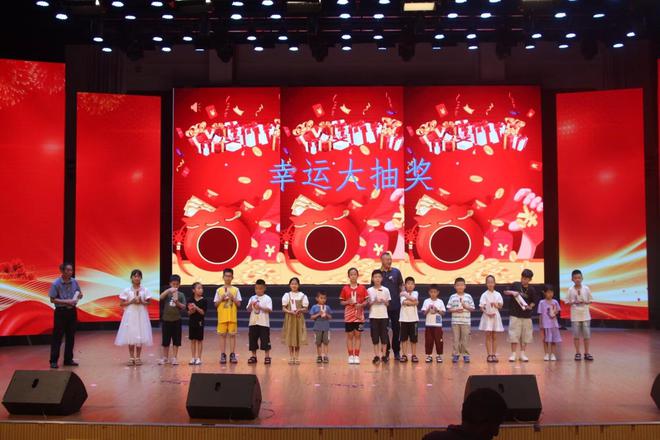 鄂州“文艺进校园”暨睿星艺术培训学校六周年庆文艺汇演精彩纷呈(图5) 鄂州“文艺进校园”暨睿星艺术培训学校六周年庆文艺汇演精彩纷呈(图5)