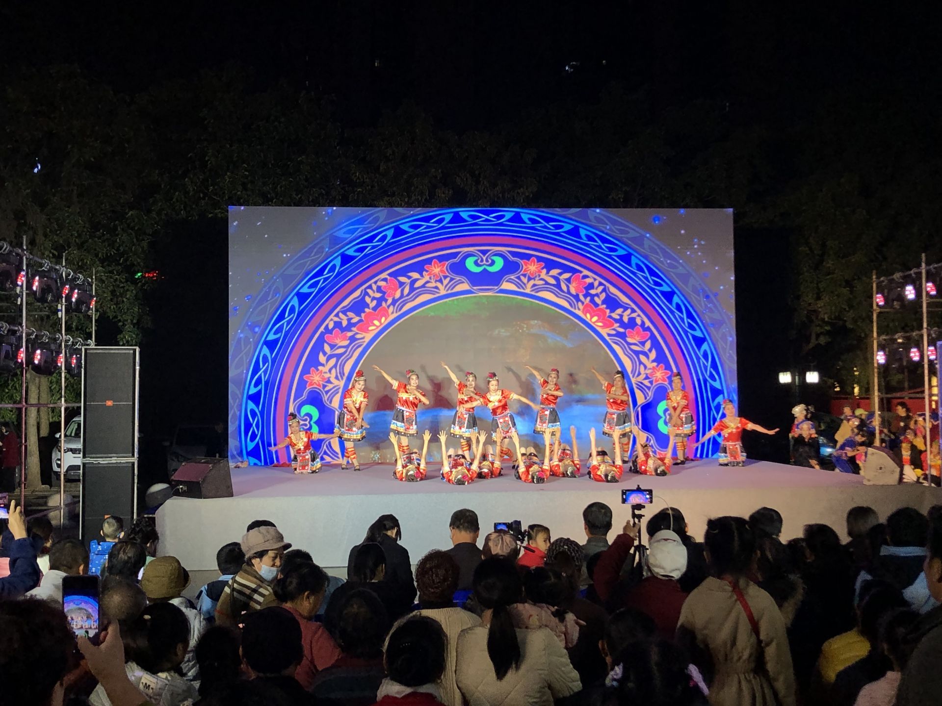 唱响民族团结美好生活 “幸福嘹嘹啰”2024年南宁市文化迎新系列活动走进蟠龙社区(图2) 唱响民族团结美好生活 “幸福嘹嘹啰”2024年南宁市文化迎新系列活动走进蟠龙社区(图2)