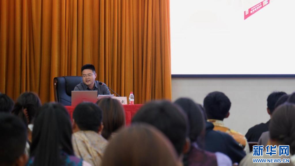 新声无限——2024年新华社进校园活动走进西藏藏医药大学(图10) 新声无限——2024年新华社进校园活动走进西藏藏医药大学(图10)