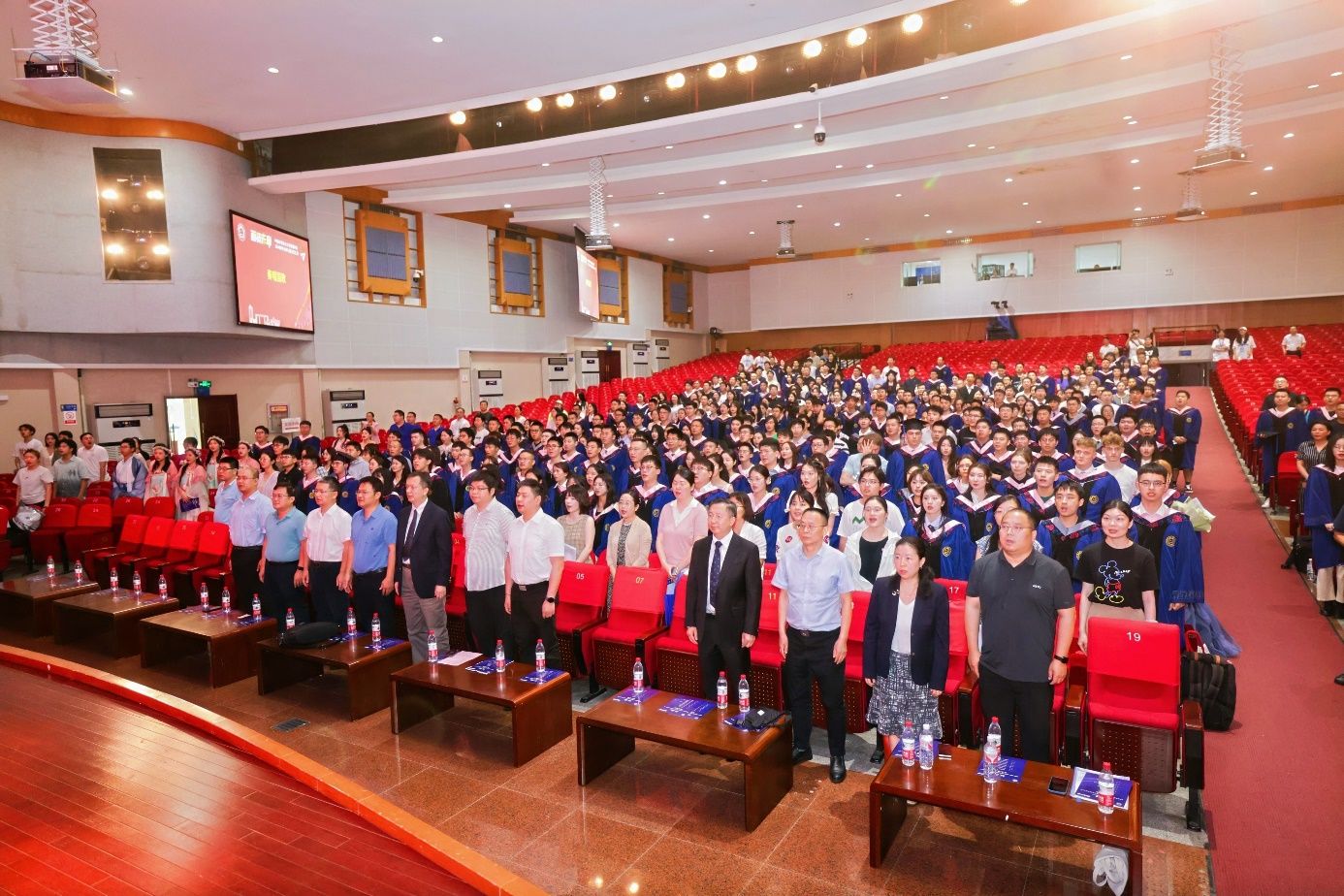 “管贤乐章”——管理学院举行2024届毕业典礼暨文艺汇演(图2)