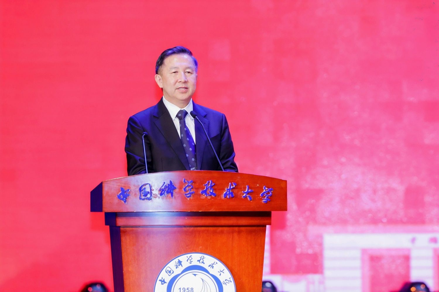“管贤乐章”——管理学院举行2024届毕业典礼暨文艺汇演(图8)
