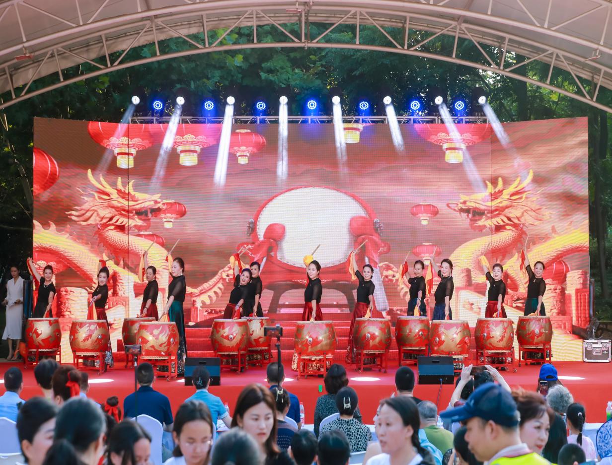 “我为党旗添光彩”—— 忆党史•看当代共同缔造幸福生活 关东街当代社区开展党建主题晚会暨2024年中国光谷社区文化节(图2)