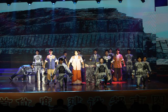 “奋进新征程 活力新云城”2024年云城区文艺汇演精彩上演(图3) “奋进新征程 活力新云城”2024年云城区文艺汇演精彩上演(图3)