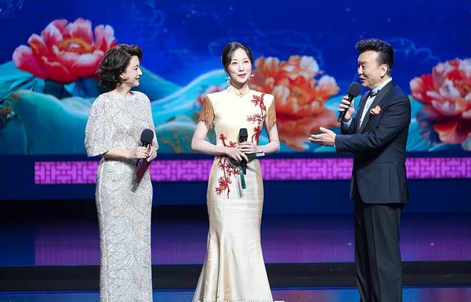 张蕾张泽群周涛在第十三届中国曲艺牡丹奖颁奖盛典文艺晚会上同框(图2) 张蕾张泽群周涛在第十三届中国曲艺牡丹奖颁奖盛典文艺晚会上同框(图2)
