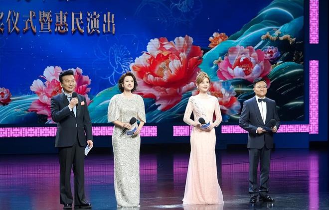 张蕾张泽群周涛在第十三届中国曲艺牡丹奖颁奖盛典文艺晚会上同框(图8) 张蕾张泽群周涛在第十三届中国曲艺牡丹奖颁奖盛典文艺晚会上同框(图8)