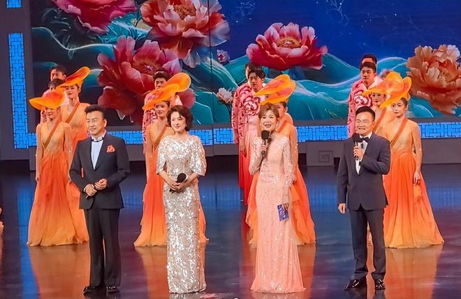 张蕾张泽群周涛在第十三届中国曲艺牡丹奖颁奖盛典文艺晚会上同框(图6) 张蕾张泽群周涛在第十三届中国曲艺牡丹奖颁奖盛典文艺晚会上同框(图6)
