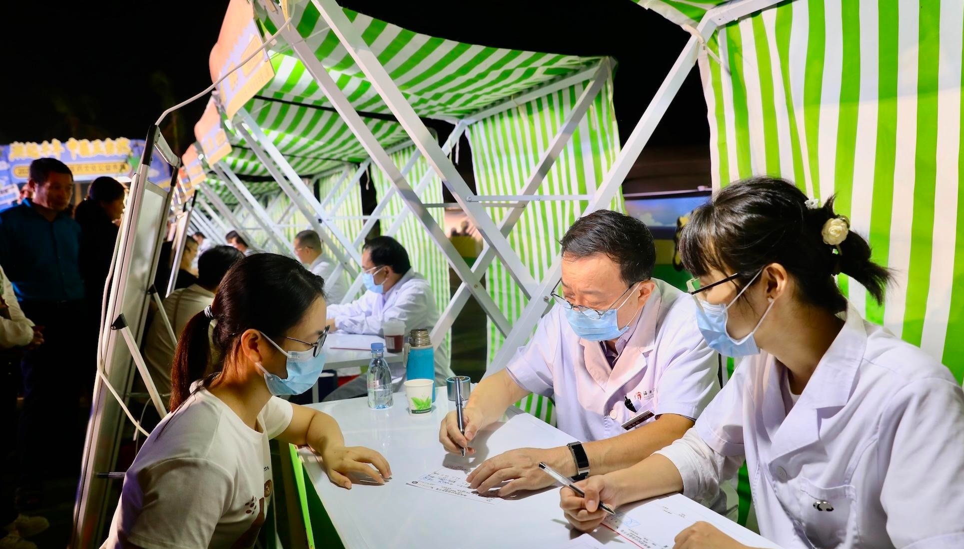 海南省中医药文化公益市集活动举行(图2) 海南省中医药文化公益市集活动举行(图2)
