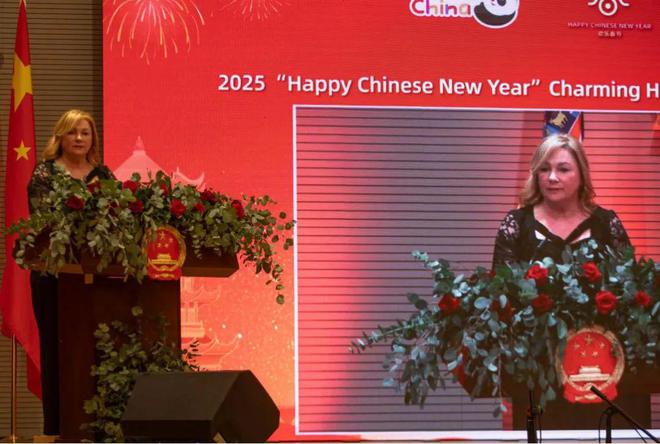 金蛇狂舞迎新春 蛇来运转庆丰年——中国驻克罗地亚使馆举办2025年新春招待会暨“欢乐春节”专场演出(图3) 金蛇狂舞迎新春 蛇来运转庆丰年——中国驻克罗地亚使馆举办2025年新春招待会暨“欢乐春节”专场演出(图3)
