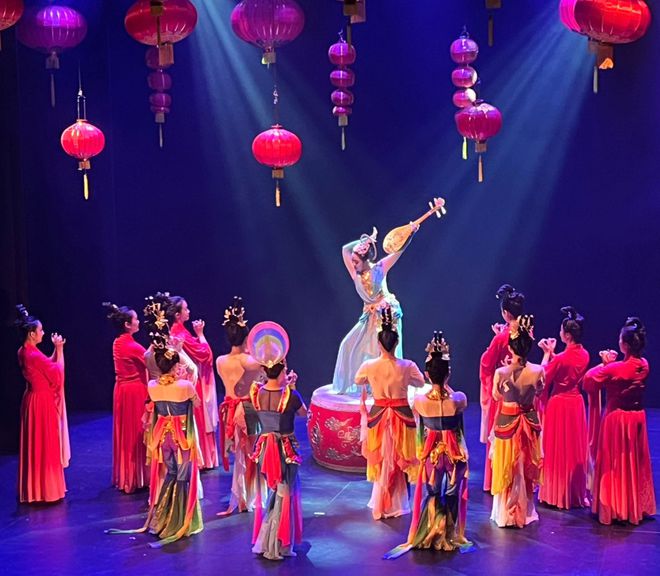 英国伟福市蛇年中国新春汇演举行(图2) 英国伟福市蛇年中国新春汇演举行(图2)