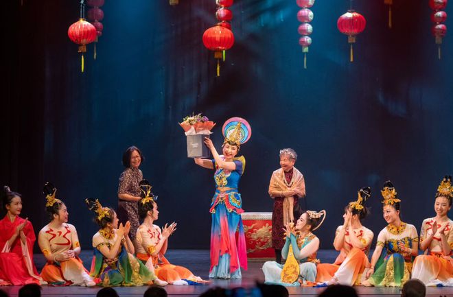 英国伟福市蛇年中国新春汇演举行(图3) 英国伟福市蛇年中国新春汇演举行(图3)
