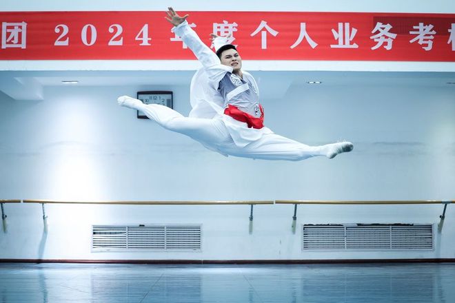 经典版舞剧《长恨歌》重启在即 艺术团以考核为靶向提升演出品质(图4) 经典版舞剧《长恨歌》重启在即 艺术团以考核为靶向提升演出品质(图4)