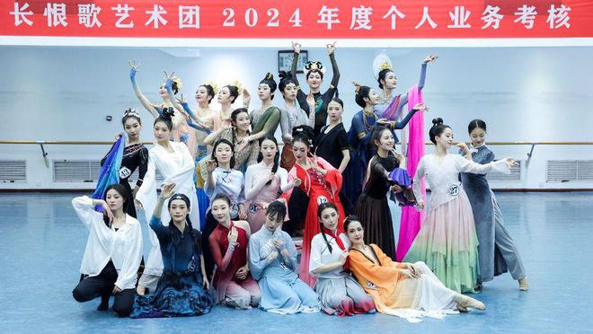 经典版舞剧《长恨歌》重启在即 艺术团以考核为靶向提升演出品质(图5) 经典版舞剧《长恨歌》重启在即 艺术团以考核为靶向提升演出品质(图5)